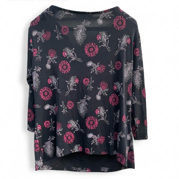 Briggs New York Black Top with Red and white Accents - Picture 5 of 5